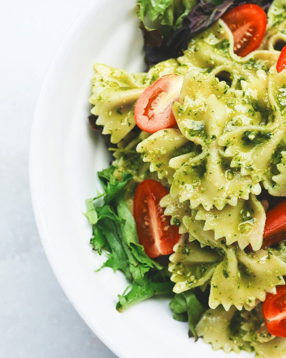 Farfallepasta med pesto, körsbärstomater och färska salladsblad